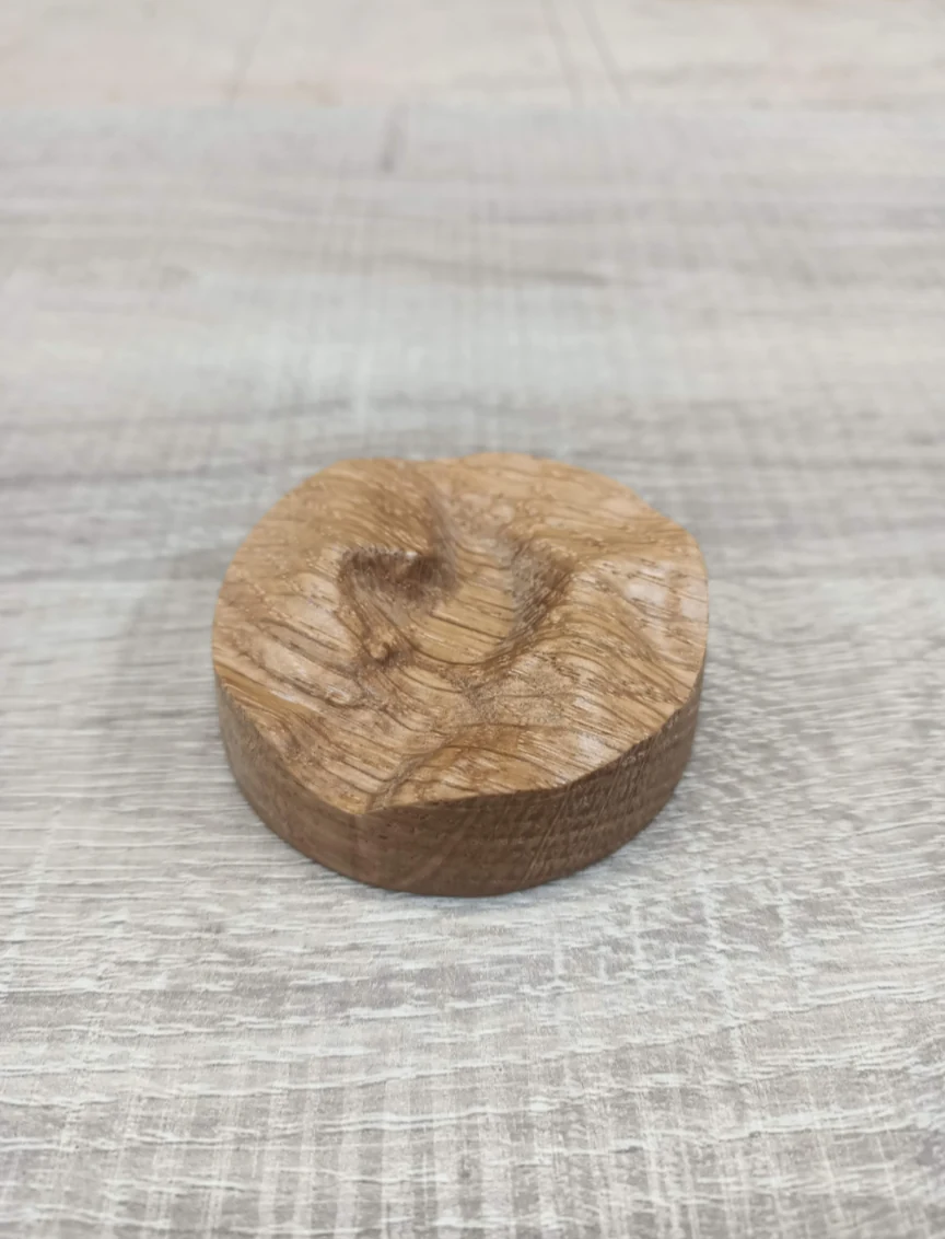 A finished circular oak terrain ornament