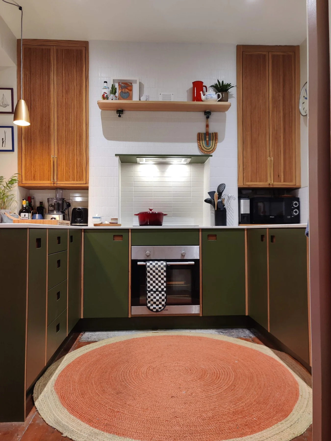 Reeded oak wall cupboards and painted base cabinets around the hob and oven